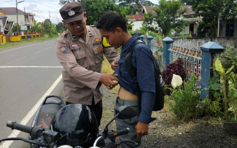  Petugas melakukan pemeriksaan terhadap pengendara roda dua