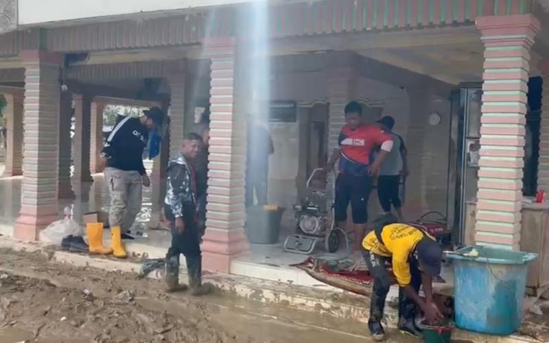 Pastikan Akses Air Bersih, Polri Pasang Tandon Pascabencana di Aceh Tamiang