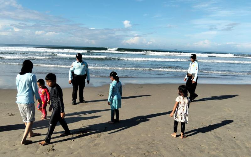 Ditpamobvit Polda Bengkulu Gelar Patroli Dialogis di Objek Wisata Pantai Pasir Putih dan Pantai Panjang