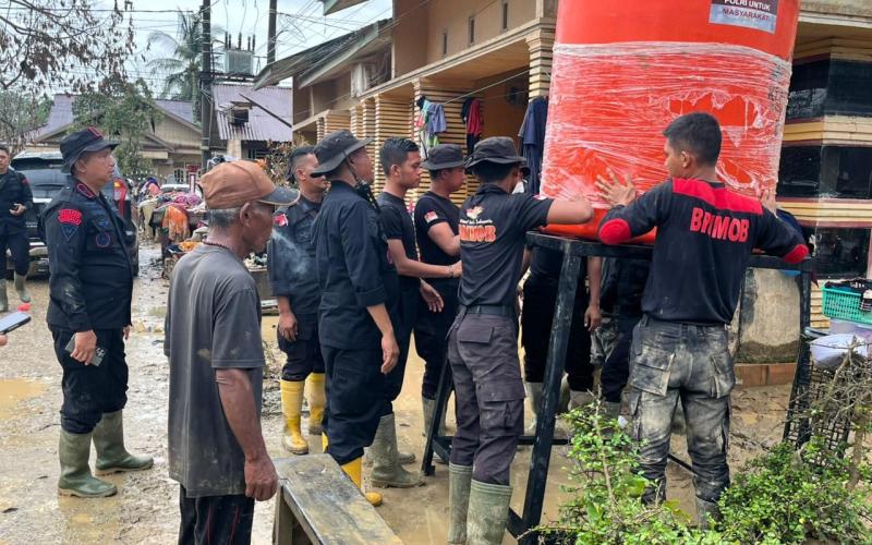 Polri Salurkan 627 Tandon Air Bersih untuk Warga Terdampak Bencana, Salah Satunya di Aceh Tamiang
