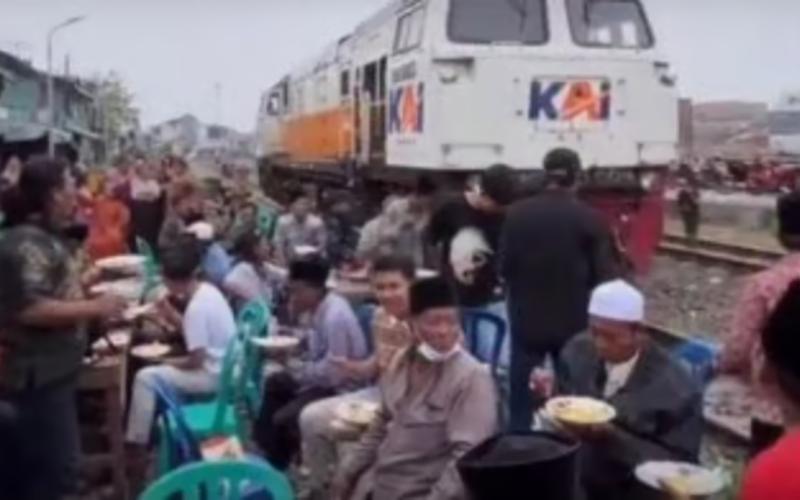 KAI Daop 8 Surabaya Sesalkan Kegiatan Hajatan Lamaran di Sekitar Jalur Rel Kereta Api