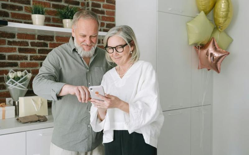 Menjadikan Emas Digital sebagai Hadiah Bermakna untuk Orang Tua