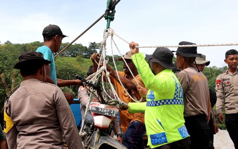 Polres Bener Meriah dan Brimob Pasang Tali Sling, Pulihkan Akses Warga Pasca Bencana di Bener Meriah dan Aceh Tengah