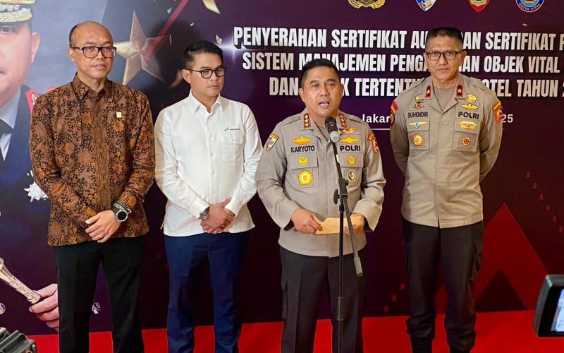 Polri Serahkan Sertifikat Audit Sistem Pengamanan Objek Vital Nasional Tahun 2025