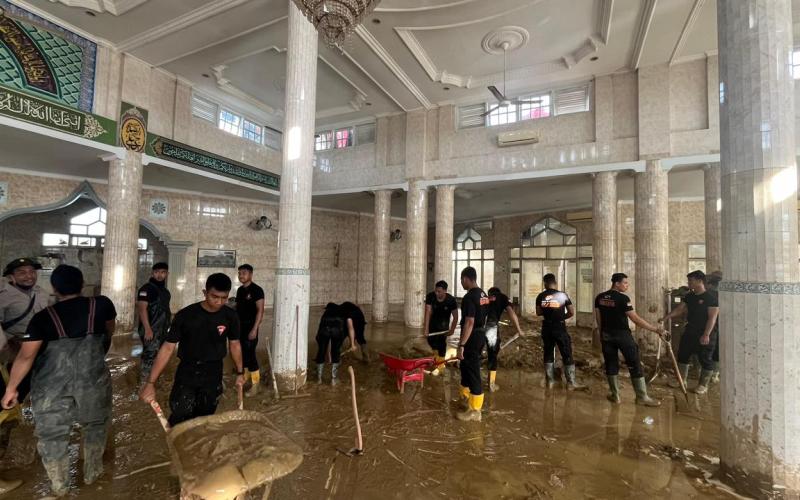 Usai Dibersihkan Personel Polri, Masjid Terdampak Bencana di Aceh Kini Bisa Dipakai Warga