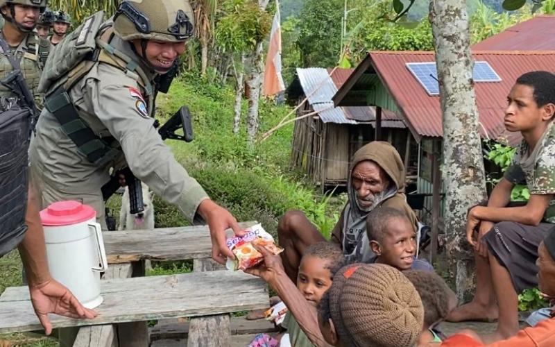 Patroli Humanis Satgas Ops Damai Cartenz di Kampung Apom Kiwirok, Pererat Kedekatan dengan Warga