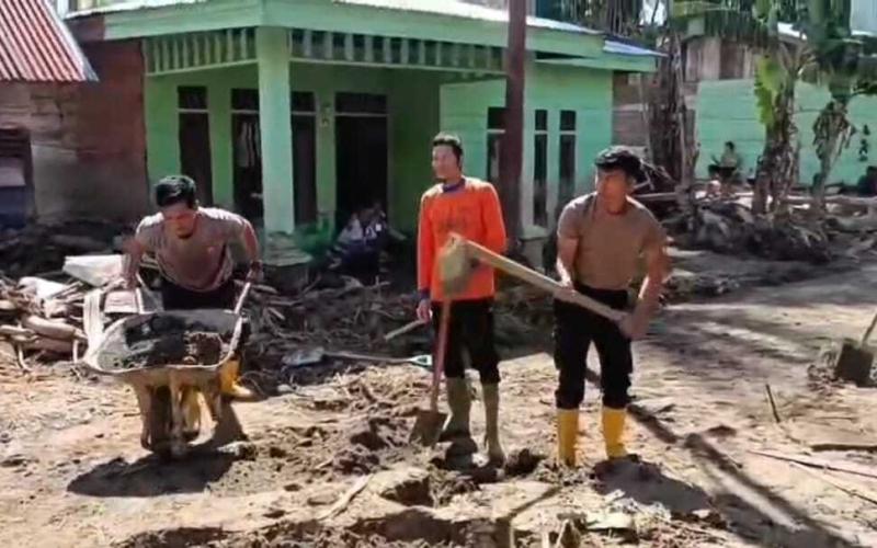 Polres Gayo Lues dan Brimob Polda Aceh Bersihkan Lumpur dan Material Kayu Pascabanjir Bandang