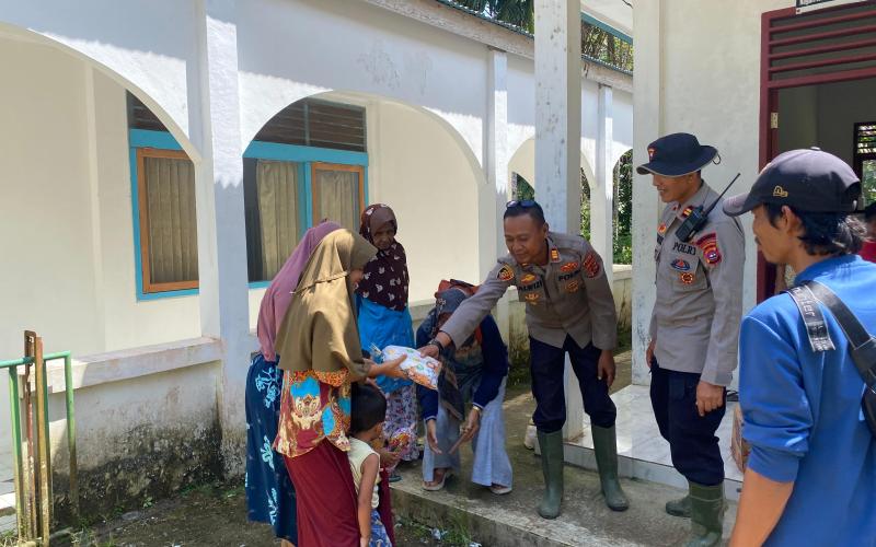 Satbrimob Polda Jambi Turun Langsung Salurkan Bantuan Kemanusiaan untuk Korban Banjir dan Longsor di Agam