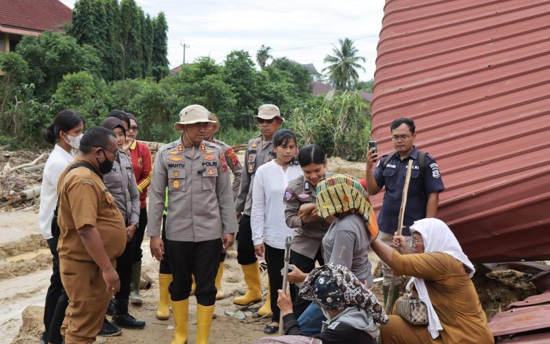 Polwan Tapteng Lupakan Selamatkan Harta Demi Evakuasi Tetangga dari Longsor