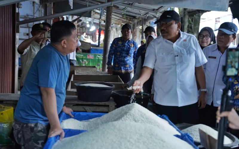 Pastikan Harga Bahan Pokok Stabil Jelang Nataru, Wagub Mian Tinjau Pasar Panorama