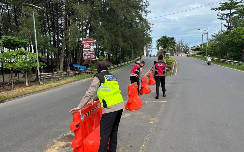 Jelang Malam Tahun Baru 2026, Satgas Kamseltibcarlantas dan Preventif Lakukan Pemasangan Barier