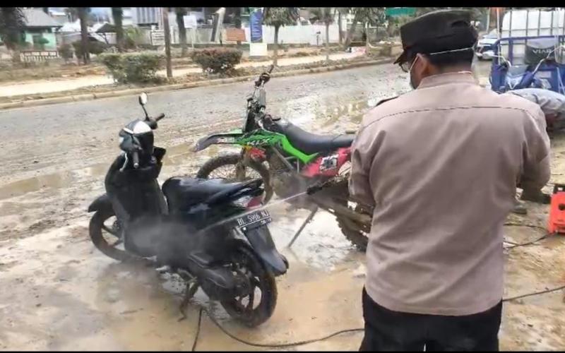 Bengkel dan Cuci Motor Mobile Polres Aceh Tamiang Untuk Masyarakat Terdampak Banjir 