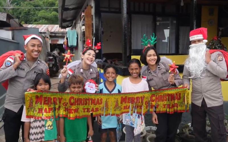 Personel Satgas Humas Operasi Damai Cartenz-2025 melaksanakan kegiatan humanis dengan membagikan bingkisan dan kado Natal kepada anak-anak 