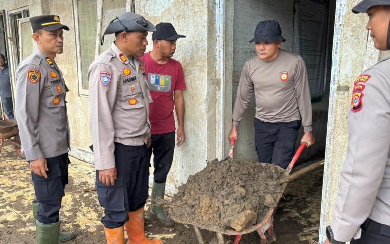Peduli Pascabencana, Polres Bener Meriah Gotong Royong Bersihkan Dayah Terpadu Bustanul Ulum