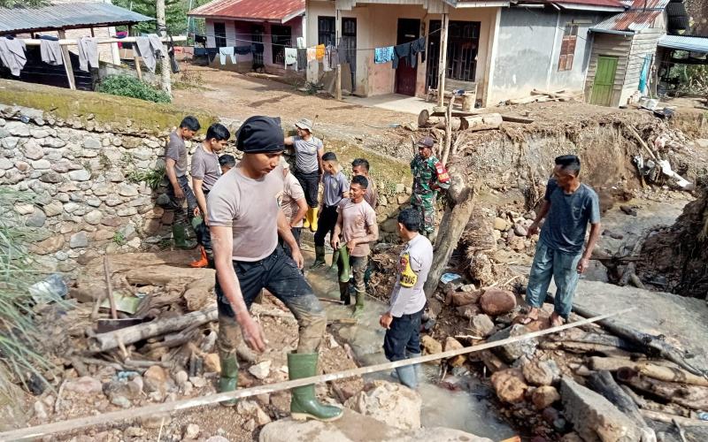 Gotong Royong Pascabanjir, Polri Pulihkan Drainase Tersumbat dan Gorong-gorong di Rusip Antara