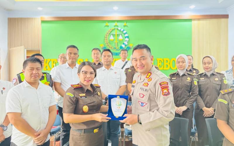 Penyerahan Plakat Kenang-Kenangan