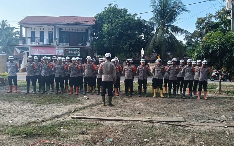 Pulihkan Pasca-Banjir Bandang, Tim SAR Resimen II Pasukan Pelopor Bersihkan Sungai di Agam