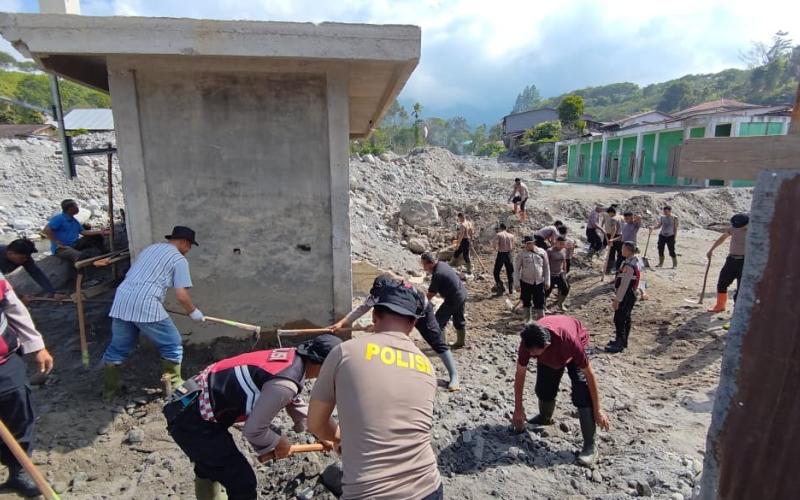Bersihkan Rumah Allah Pascabanjir, Polri dan Warga Bener Meriah Gotong Royong Siapkan Meunasah Sambut Ramadan