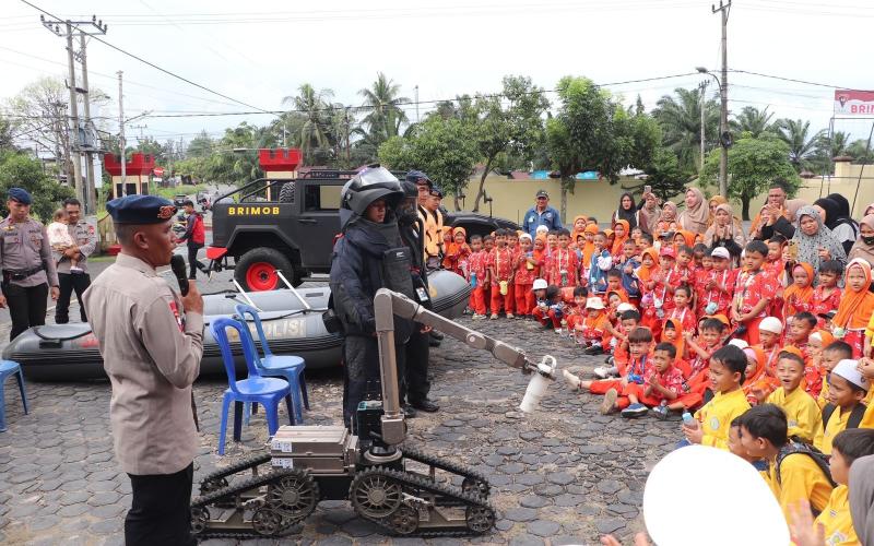 Satuan Brimob Polda Bengkulu Terima Kunjungan Edukasi Siswa SD Dan TK