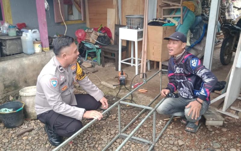 Bhabinkamtibmas Polsek Manna Sambangi Warga Kayu Kunyit, Sampaikan Imbauan Kamtibmas