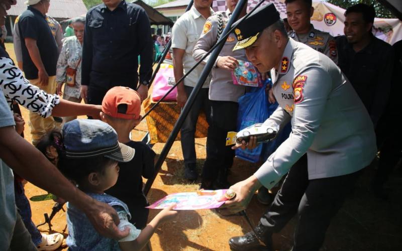 Kapolda Bengkulu Pimpin Offroad Jelajah Berkah Bhayangkara ke 2 di Batik Nau, Bengkulu Utara : Salurkan Bansos untuk Warga Terpencil