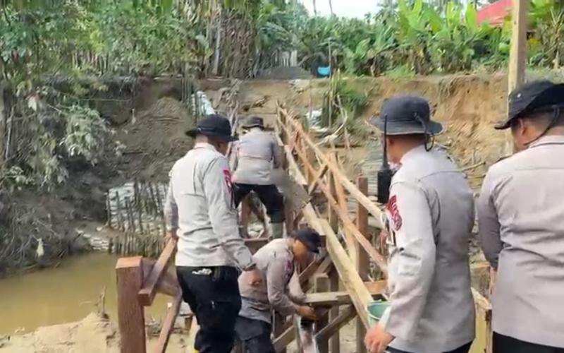 Sat Brimob Polda Sumbar Bangun Jembatan Darurat Penghubung Dua Nagari di Padang Pariaman