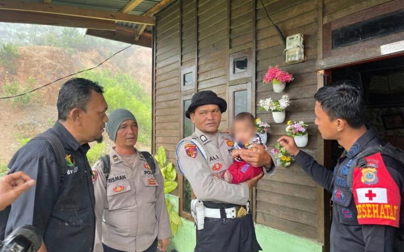 Respon Cepat Polres Aceh Tengah Tembus Wilayah Terisolir, Pastikan Kondisi Bayi Sehat dan Layani Kesehatan Warga