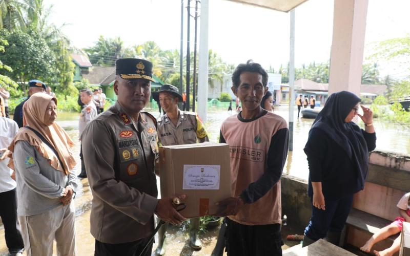 Kapolda Bengkulu Tinjau Lokasi Banjir di Kelurahan Tanjung Jaya Bengkulu , Berikan Bantuan dan Dukungan kepada Warga yang Terdampak