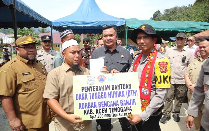Kapolda Aceh Serahkan 300 Kasur dan Dana Tunggu Hunian untuk Korban Bencana di Ketambe