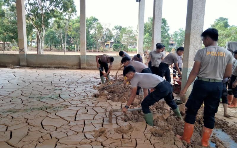 Brimob Polda Sumut Bersihkan Lumpur di Aula SMP Swasta Santo Fransiskus Pandan Pascabencana