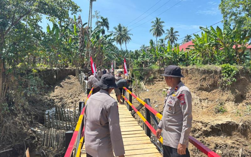 Brimob Polda Sumbar Rampungkan Jembatan Darurat  