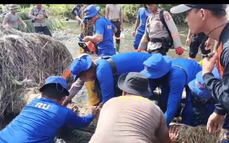 Tim SAR Korpolairud BKO Polda Jabar Bangun Jembatan Sementara di Padang Pariaman, Akses Warga Patamuan Kembali Terhubung