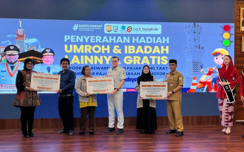 Dorong Kepatuhan Pajak, Jasa Raharja Bengkulu Dan Mitra Serahkan Reward kepada Wajib Pajak