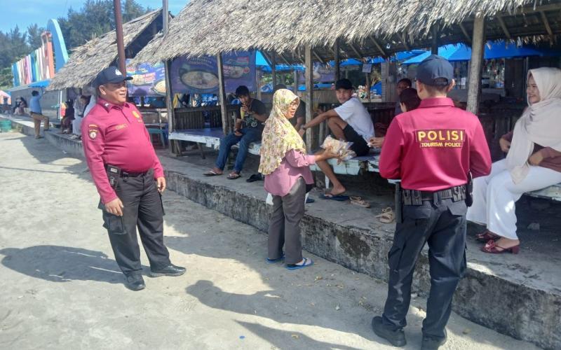 Ditpamobvit Polda Bengkulu Lakukan Patroli Dialogis di Kawasan Wisata Pantai Panjang, Berikan Himbauan Kamtibmas kepada Wisatawan