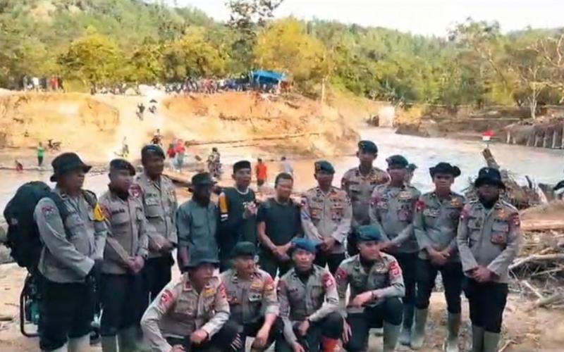 Polres Aceh Tengah dan BKO Brimob Polda Aceh Bangun 7 Jembatan Darurat di Wilayah Terisolir