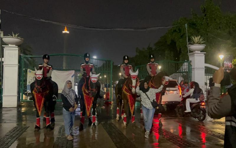 Polisi Berkuda Polsatwa Patroli di Monas, Warga Antusias hingga Foto Bareng