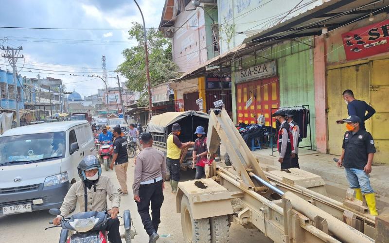 Dari Jalan Tergenang ke Bengkel Perbaikan, Polisi gunakan towing  Evakuasi Mobil Warga Pascabanjir
