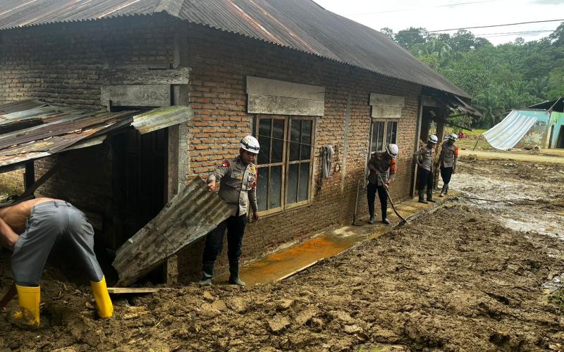 Tim SAR Brimob BKO Polda Sumbar Lakukan Pencarian Korban dan Salurkan Bantuan Banjir di Palembayan