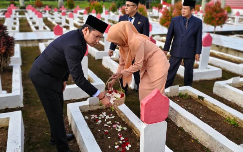 Kemenag Bengkulu Teguhkan Nasionalisme ASN Lewat Tabur Bunga di TMPN Balai Buntar