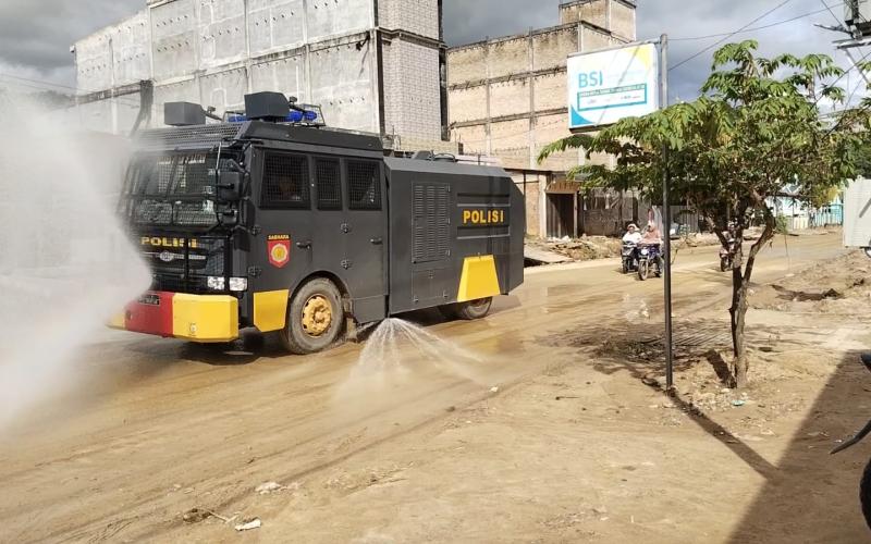 Water Cannon Disemprotkan di Jalan Lintas Aceh Selatan, Polri Minimalisir Debu Pasca Banjir