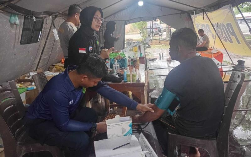 Sentuhan Kemanusiaan Polri, Layanan Kesehatan Pusdokkes Jangkau Warga Hingga Pelosok Aceh Terdampak Bencana