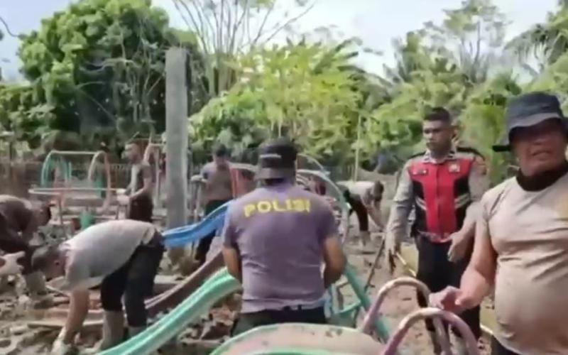 Polres Pidie Jaya Bersama Warga Gotong Royong Percepat Pemulihan Pascabanjir