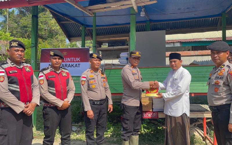 Polri Salurkan Bantuan Al-Qur’an kepada Pesantren Terdampak Banjir
