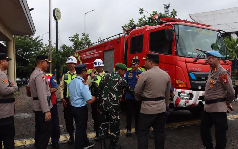 Banjir Rendam Sejumlah Ruas Jalan Jakarta, Brimob–Lantas–Polair PMJ Bergerak Cepat, Polri Siagakan 128.247 Personel Secara Nasional