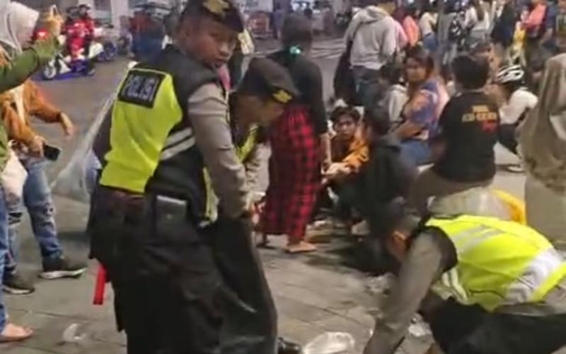 Aksi Humanis Polisi, Punguti Sampah Usai Perayaan Tahun Baru di Yogyakarta