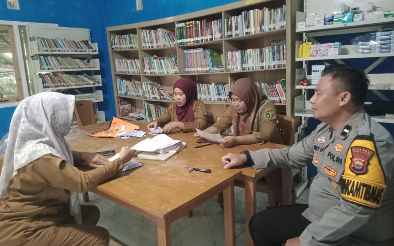 Bhabinkamtibmas Polsek Manna Sambangi Warga Desa Tumbuk Tebing