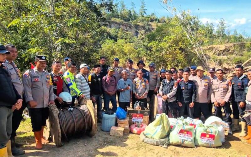 Tembus Medan Sulit, Polres Aceh Tengah Distribusikan Sembako dan Sling Baja ke Kemukiman Jamat