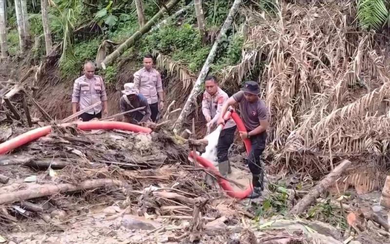 Di Tengah Lumpur dan Harapan, Polri Bersama Warga Buka Akses Jalan Kampung Setie Pascabencana
