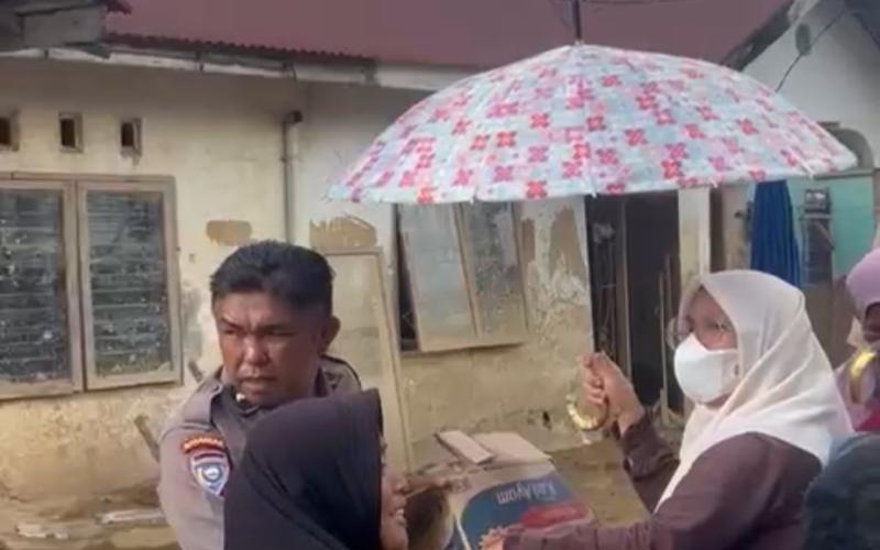 Polri Salurkan Bantuan Sembako untuk Warga Terdampak Banjir Bandang di Gurun Laweh