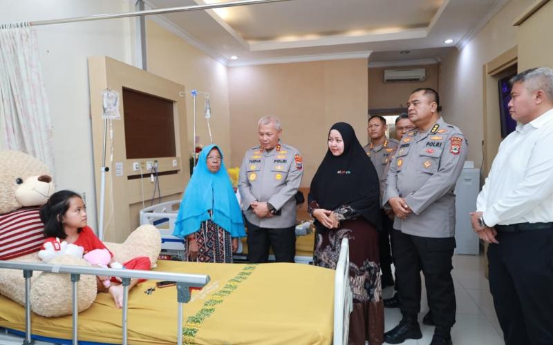 Bertemu Saat Banjir Rob Sei Tabuk, Kapolda Kalsel Berikan Bantuan Biaya Pengobatan Anak Yatim Piatu Korban Laka Lantas